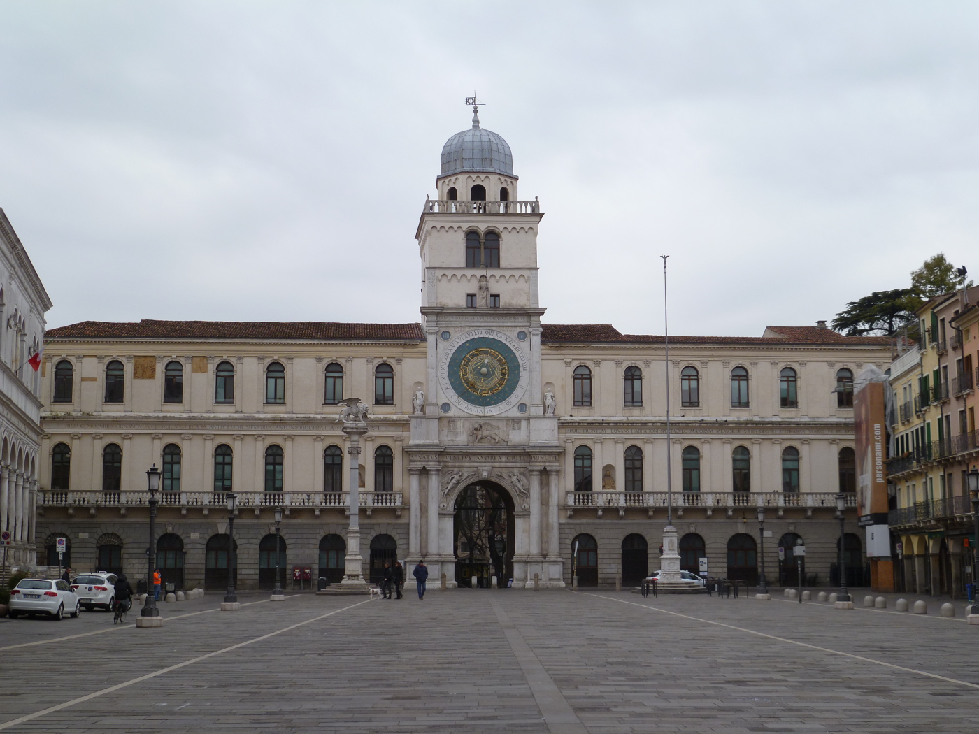 Здание с часами в Падуе, Италия