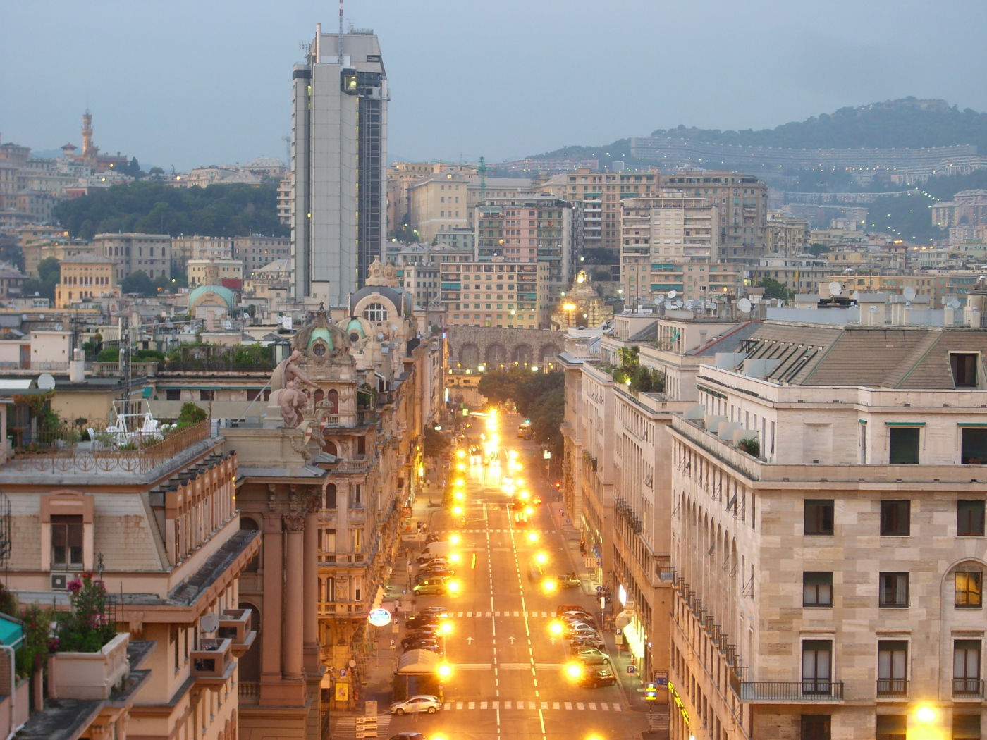 Оживленная улица в Лигурии, Италия