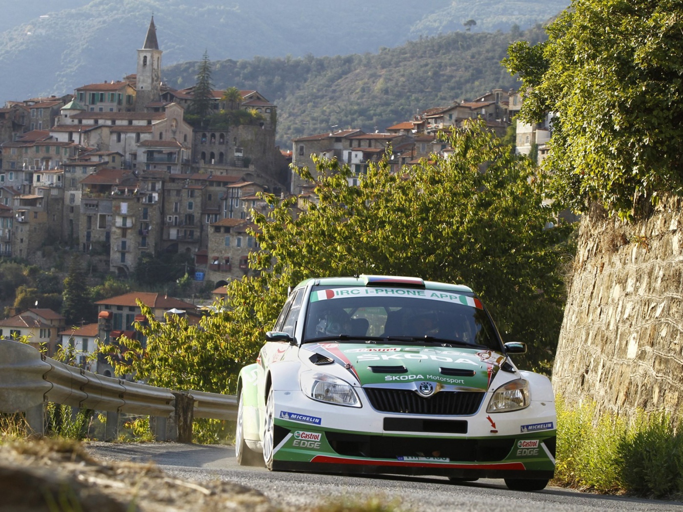 Автомобиль на фоне города в Сан Ремо, Италия