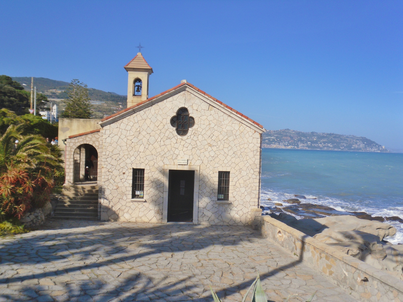 Церковь на набережной на курорте Бордигера, Италия