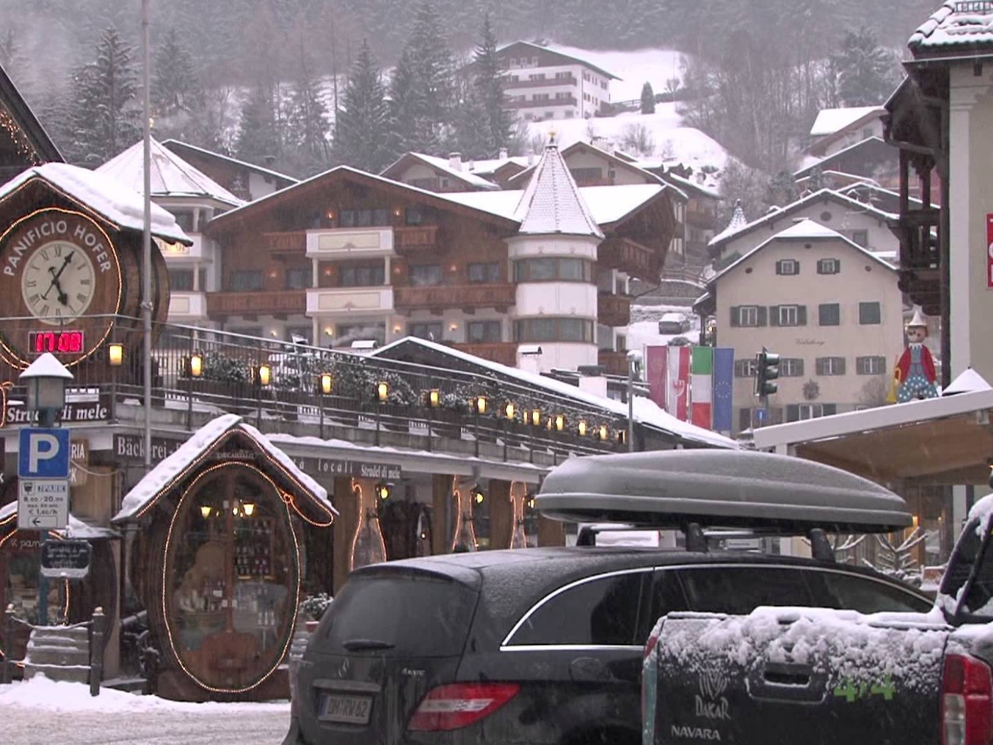 Городские улицы на горнолыжном курорте Валь Гардена, Италия