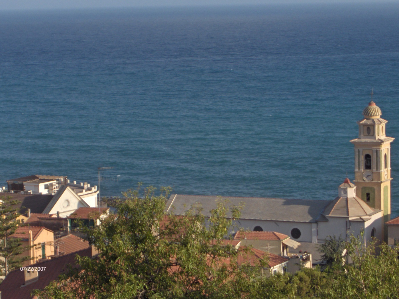 Башня с часами на фоне моря в Санто Стефано аль Маре, Италия