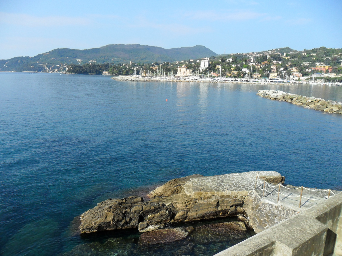 Спуск к причалу на курорте Сан Бартоломео Аль Маре, Италия