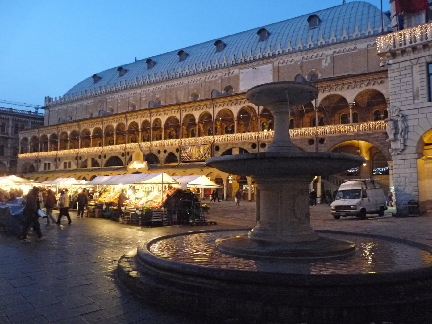 Вечерний рынок на площади в Падуе, Италия