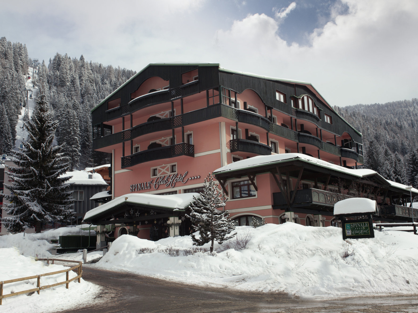 Отель Спинале на горнолыжном курорте Мадонна ди Кампильо, Италия