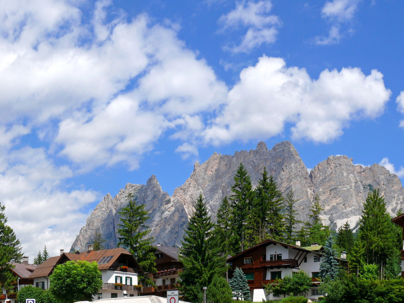 Гостиница на фоне гор на горнолыжном курорте Кортина д'Ампеццо, Италия