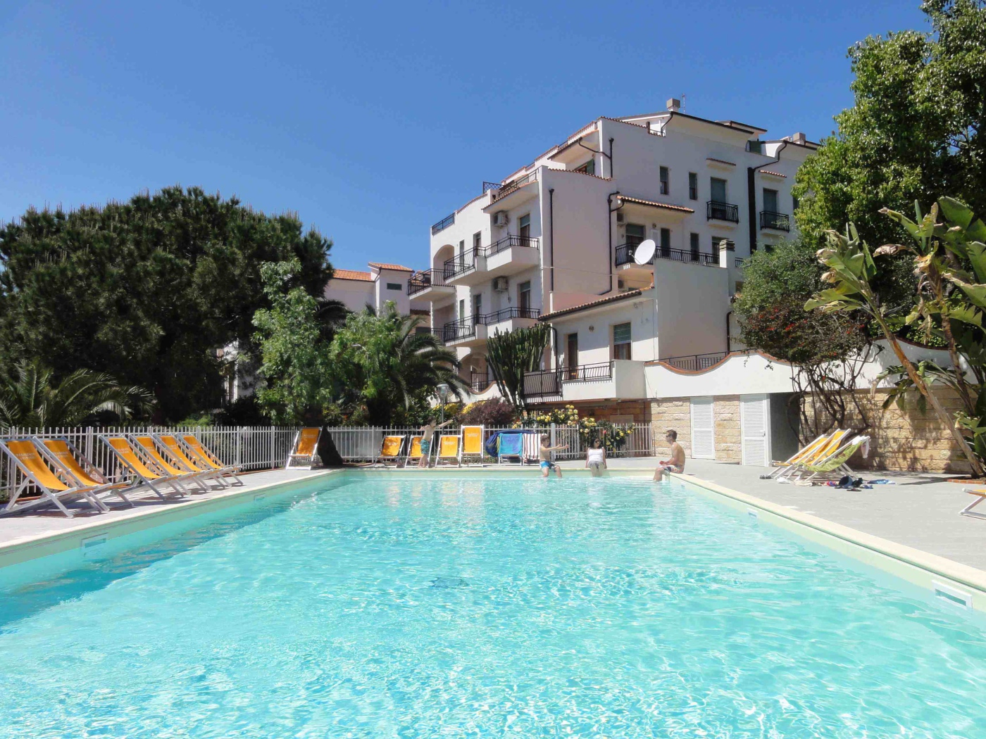 Гостиница на побережье на курорте в Пьетра Лигуре, Италия