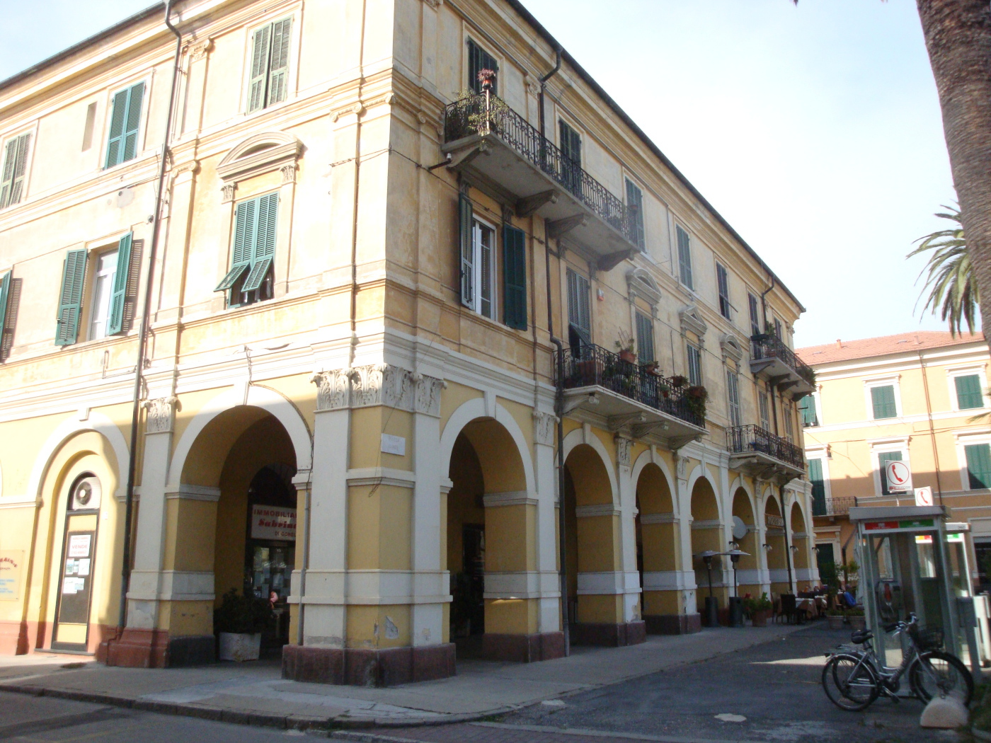 Дом на улице на курорте Диано Марино, Италия