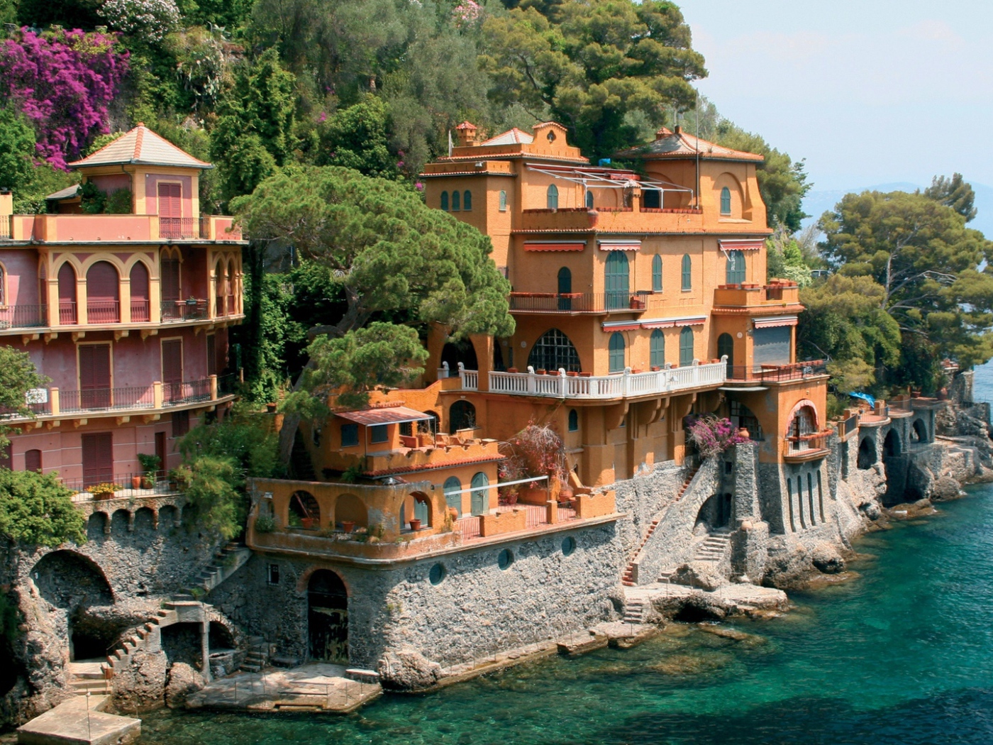 Дома на набережной в Генуе, Италия