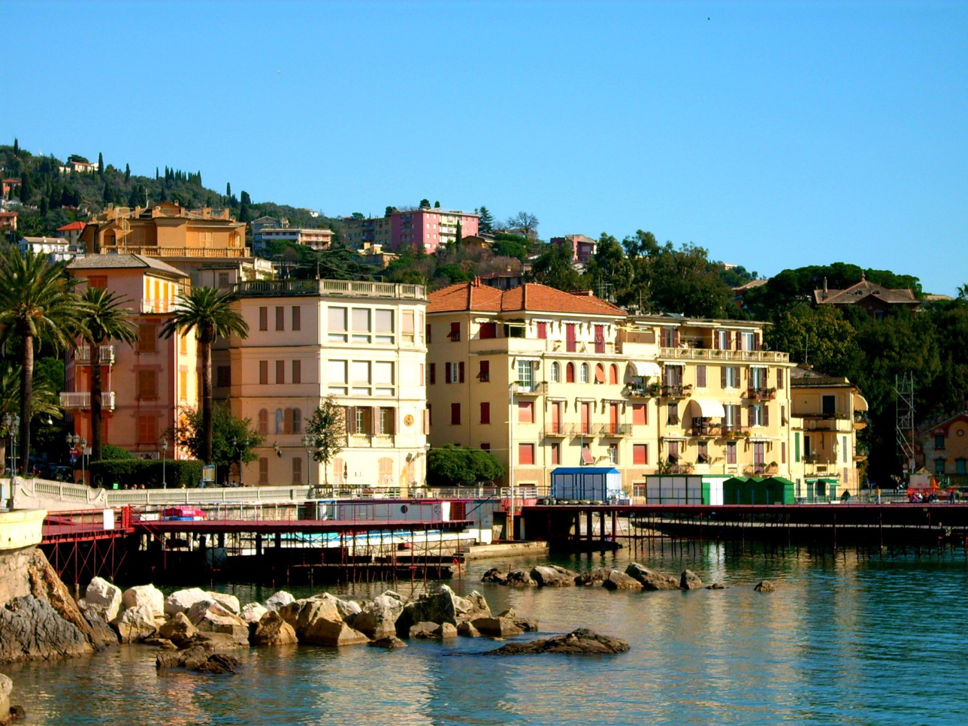 Дома на набережной на курорте Рапалло, Италия