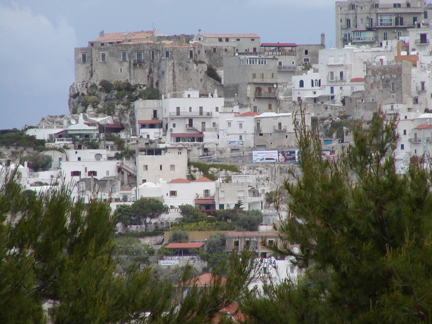 Дома на скале на курорте Пизавр, Италия