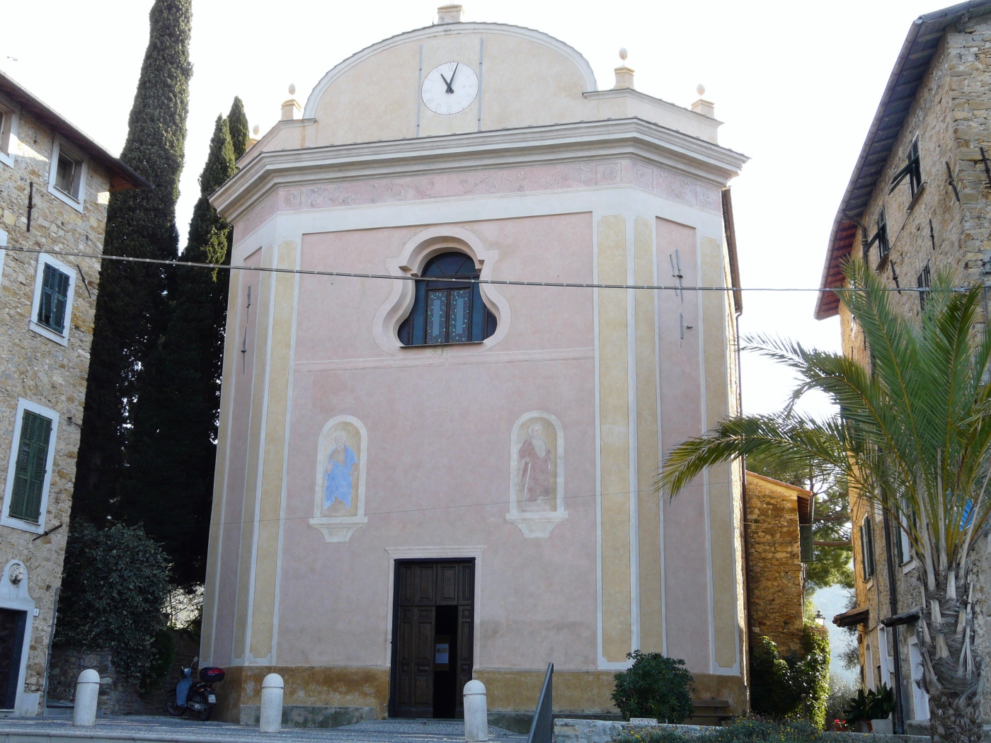 Дом с часам на курорте Бордигера, Италия