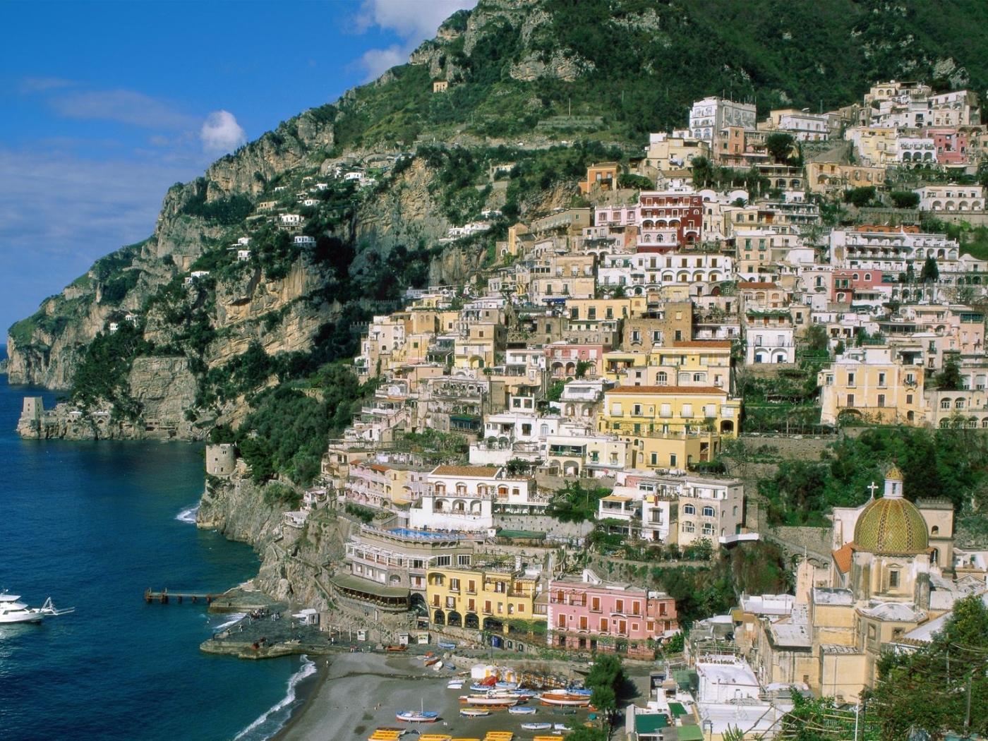 Дома на склоне горы на острове Сицилия, Италия