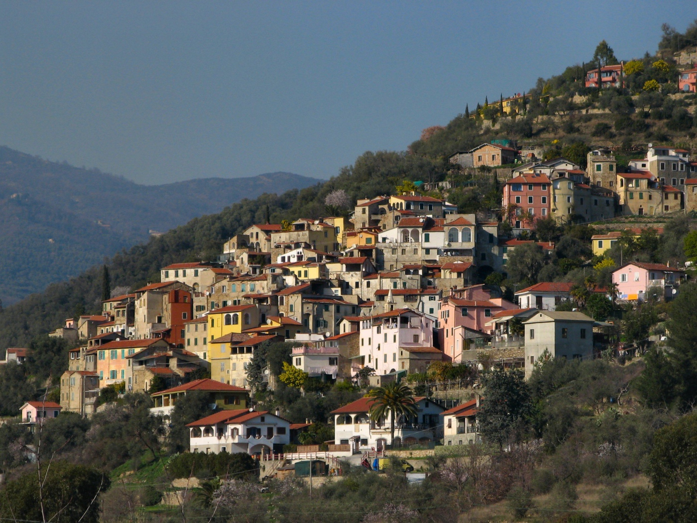 Дома на склоне горы на курорте Империя, Италия