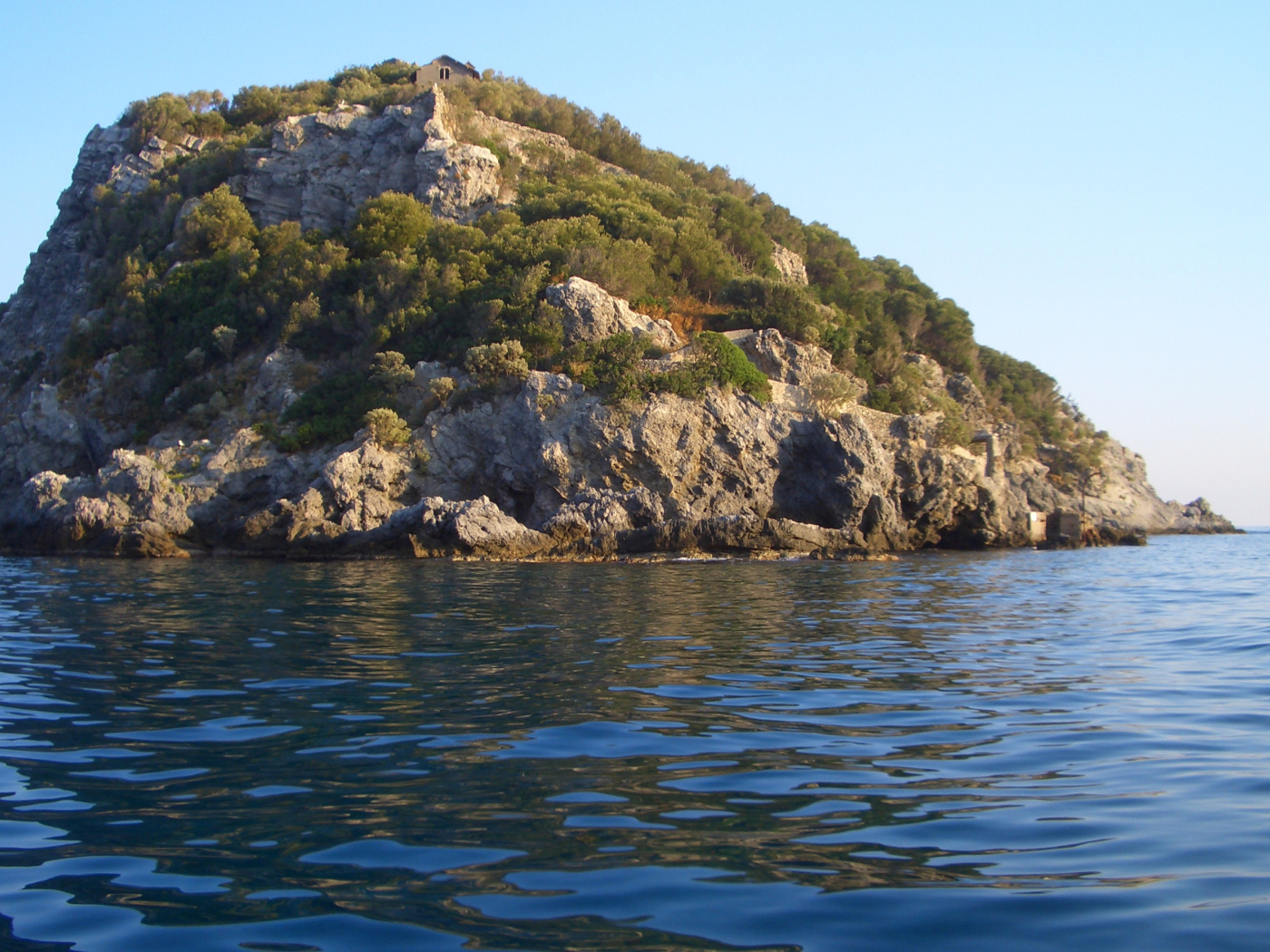 Островок у побережья на курорте Споторно, Италия