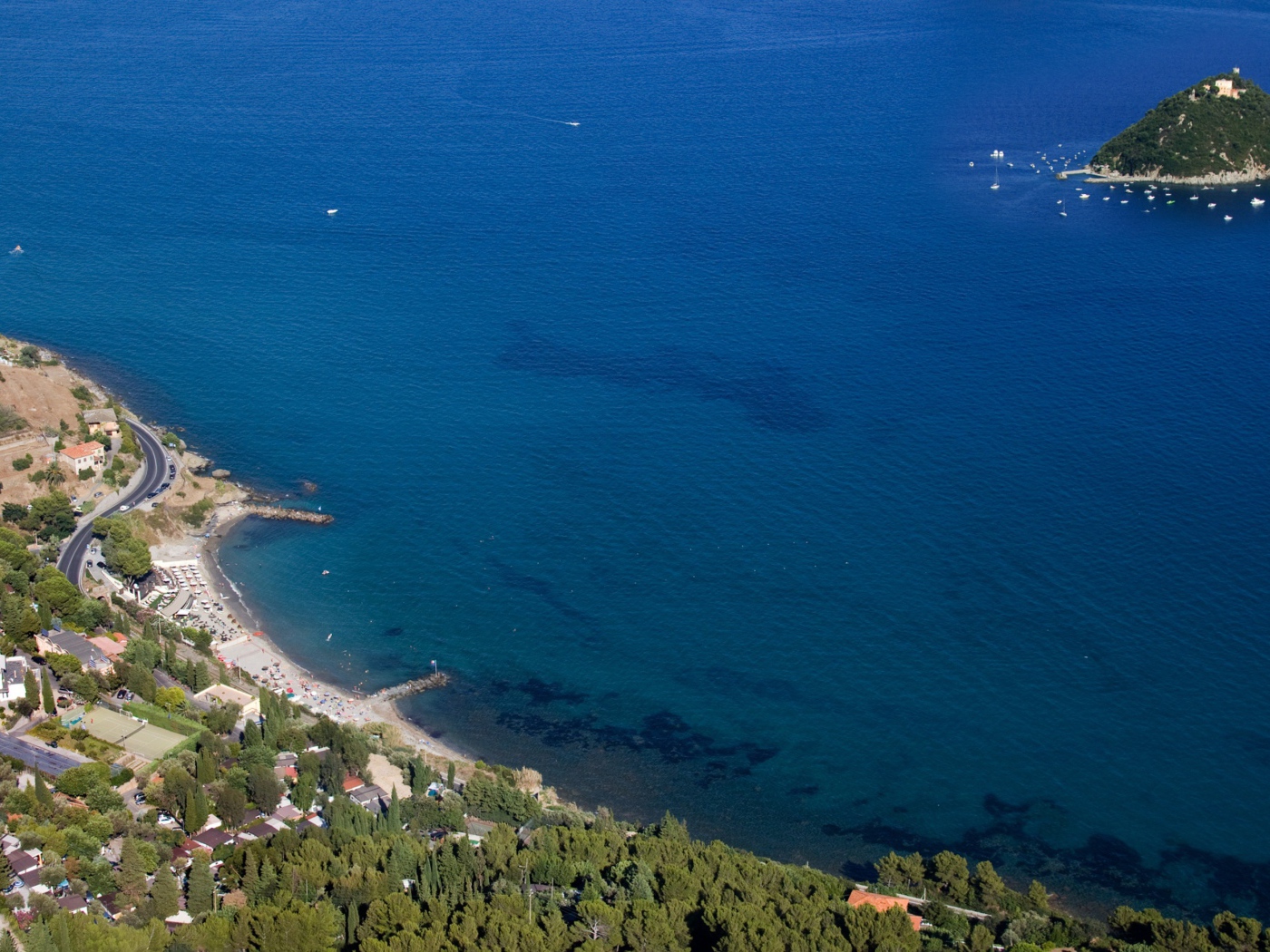 Островок у побережья на курорте Алассио, Италия