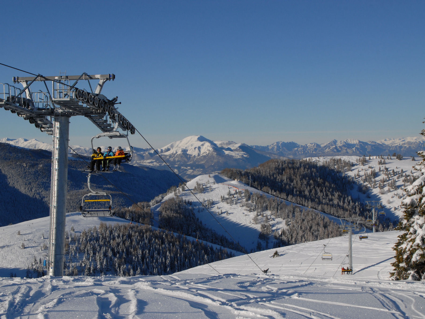 Подъемник на горнолыжном курорте Мадонна ди Кампильо, Италия
