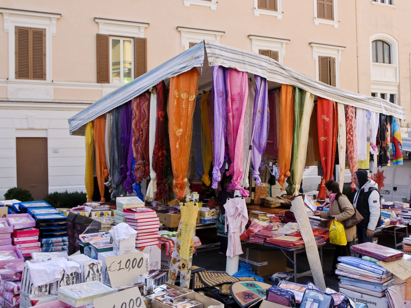 Рынок на курорте Фьюджи, Италия