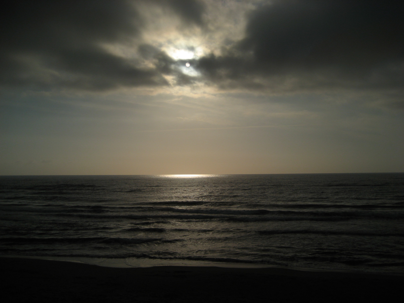 Луна над морем на курорте Сабаудия, Италия