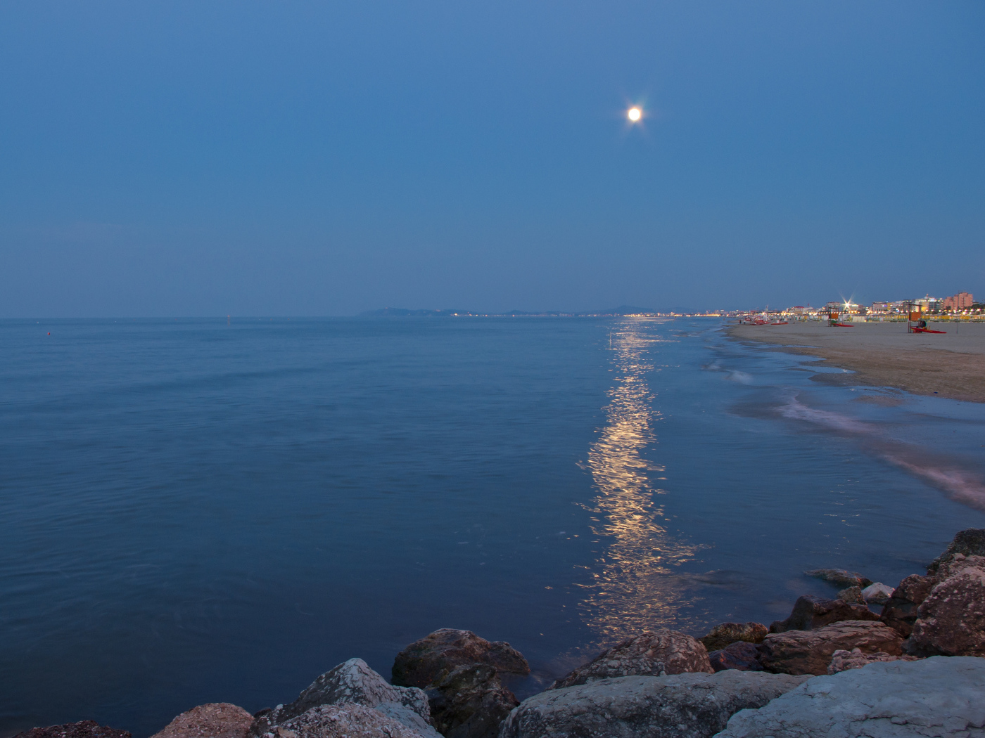 Лунная дорожка на пляже на курорте в Римини, Италия