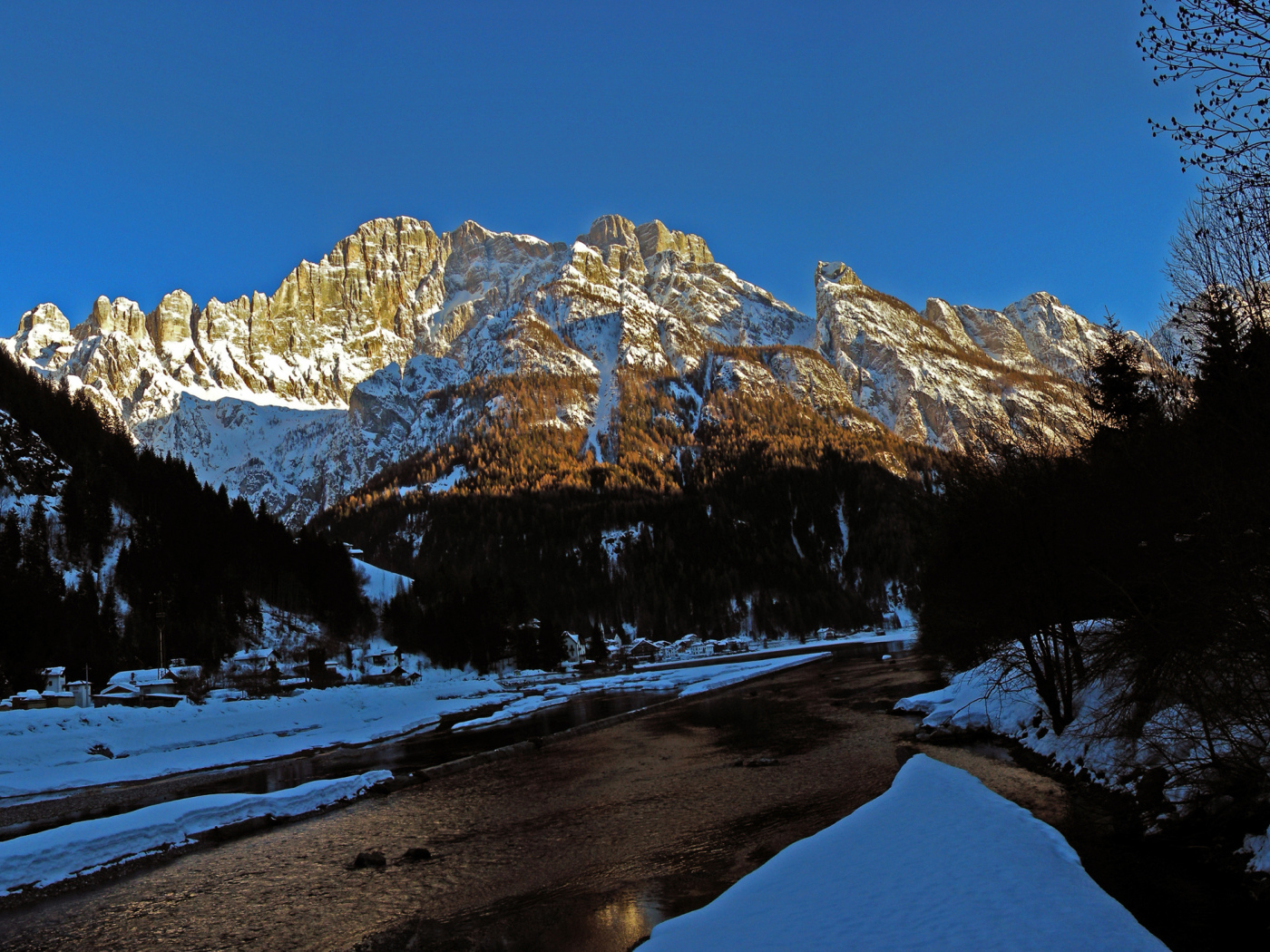 Горная река на курорте Аллеге, Италия