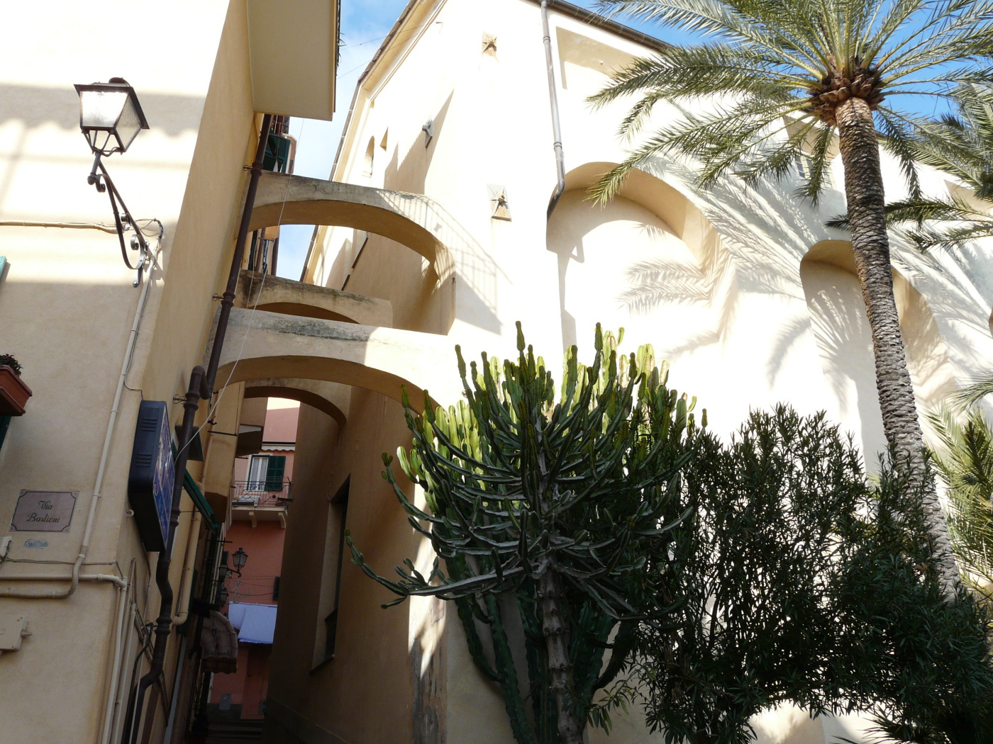 Узкие улочки в городе на курорте Бордигера, Италия