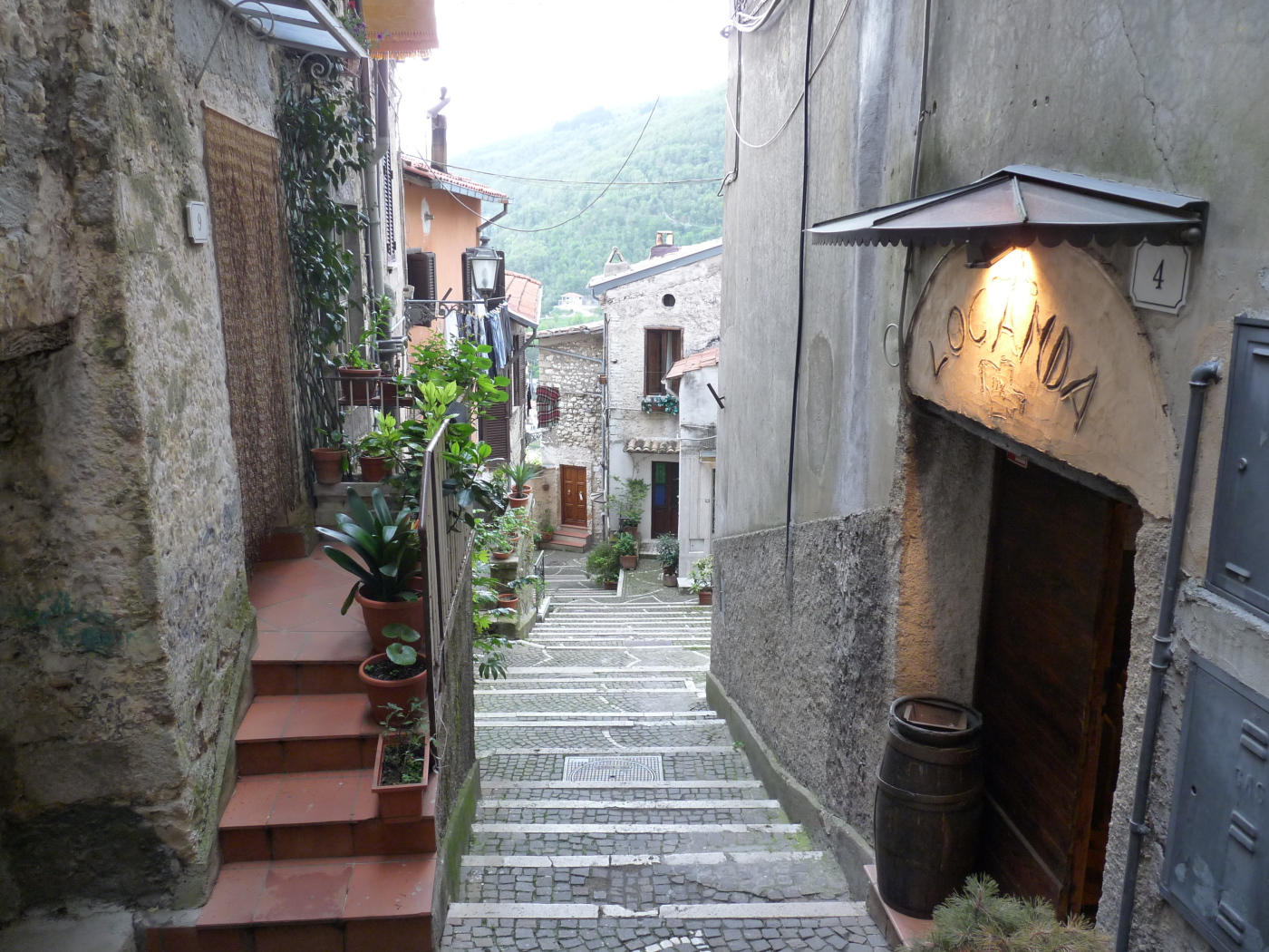 Узкие улочки на курорте Фьюджи, Италия