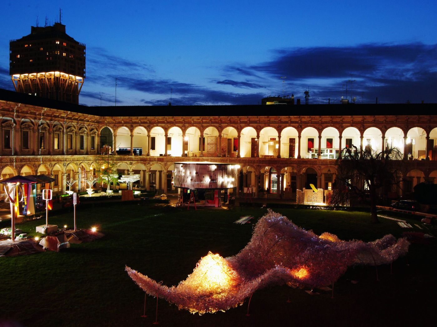 Ночная площадь в Милане, Италия