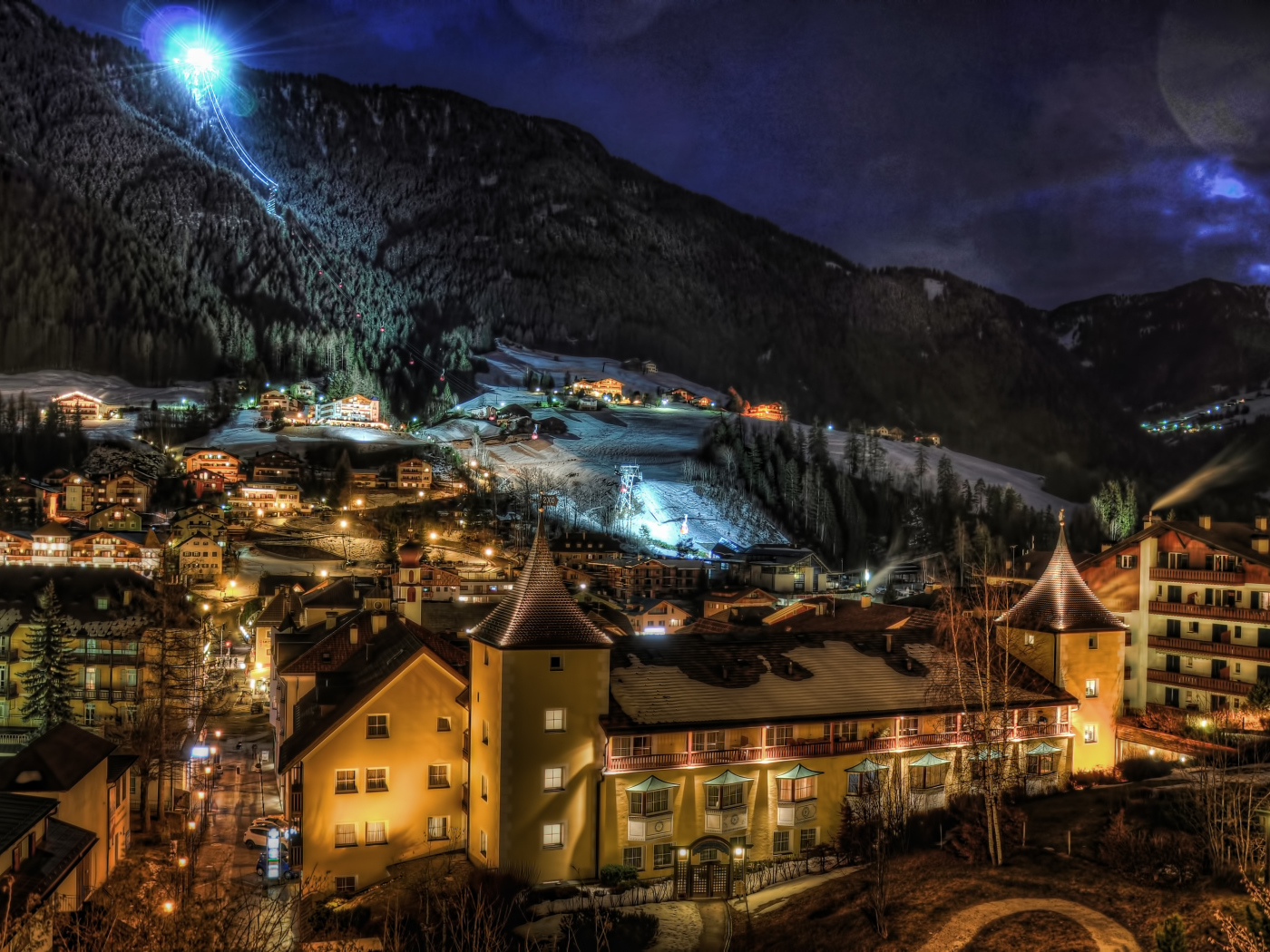 Ночные огни на курорте Ортизей, Италия