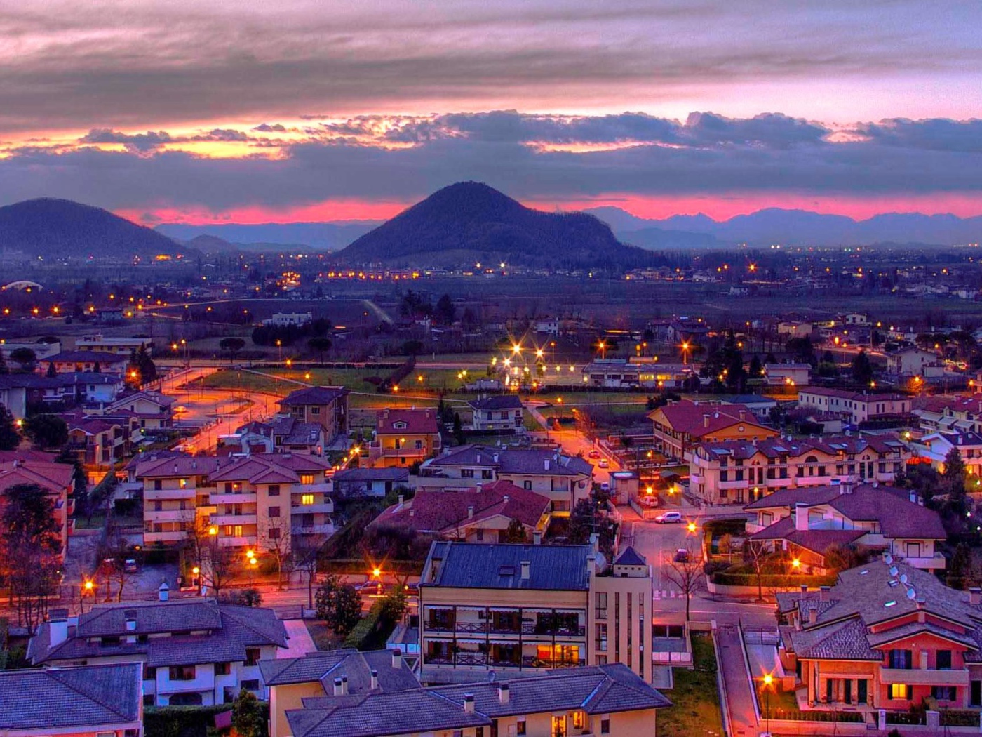 Ночные огни на курорте Абано Терме, Италия