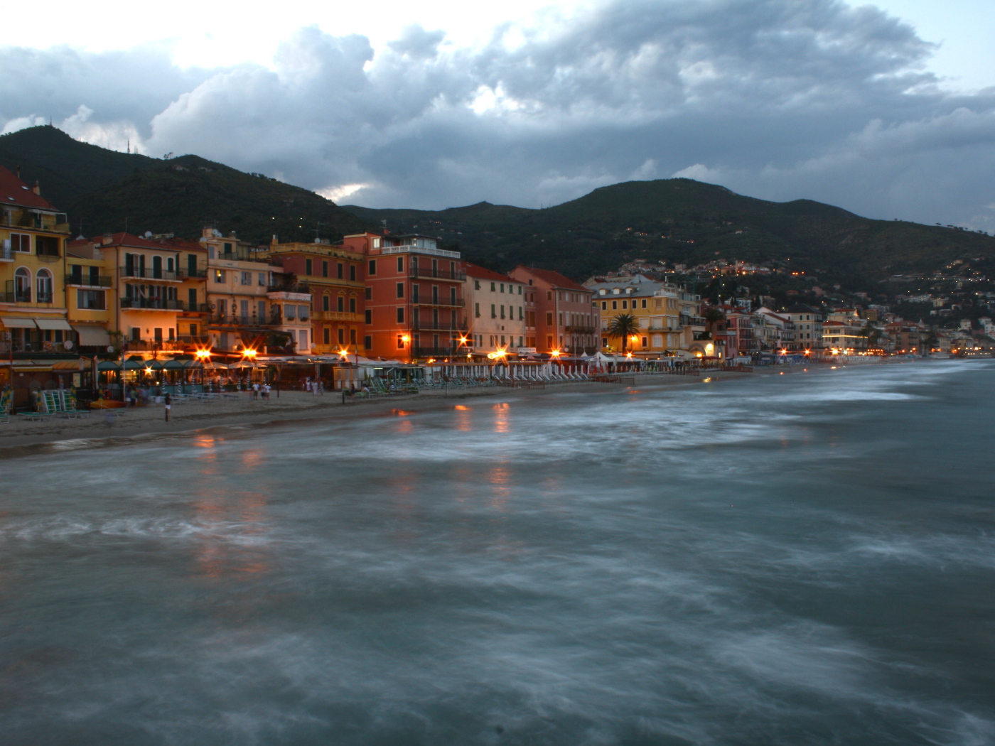 Ночные огни на курорте Алассио, Италия