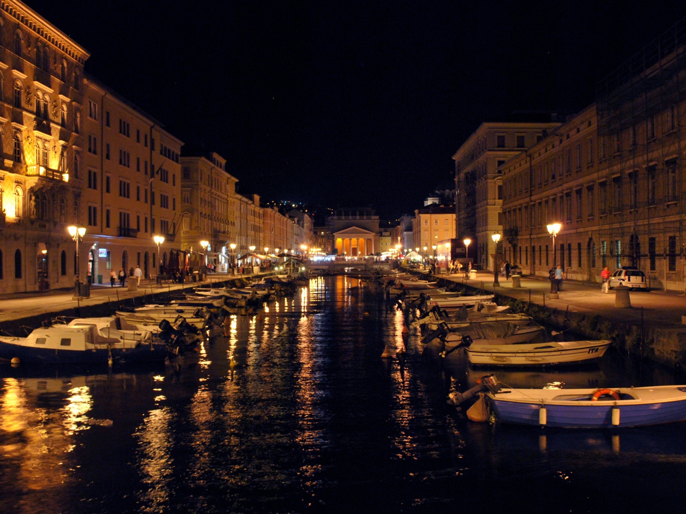 Ночные огни большого канала на курорте в Триесте, Италия