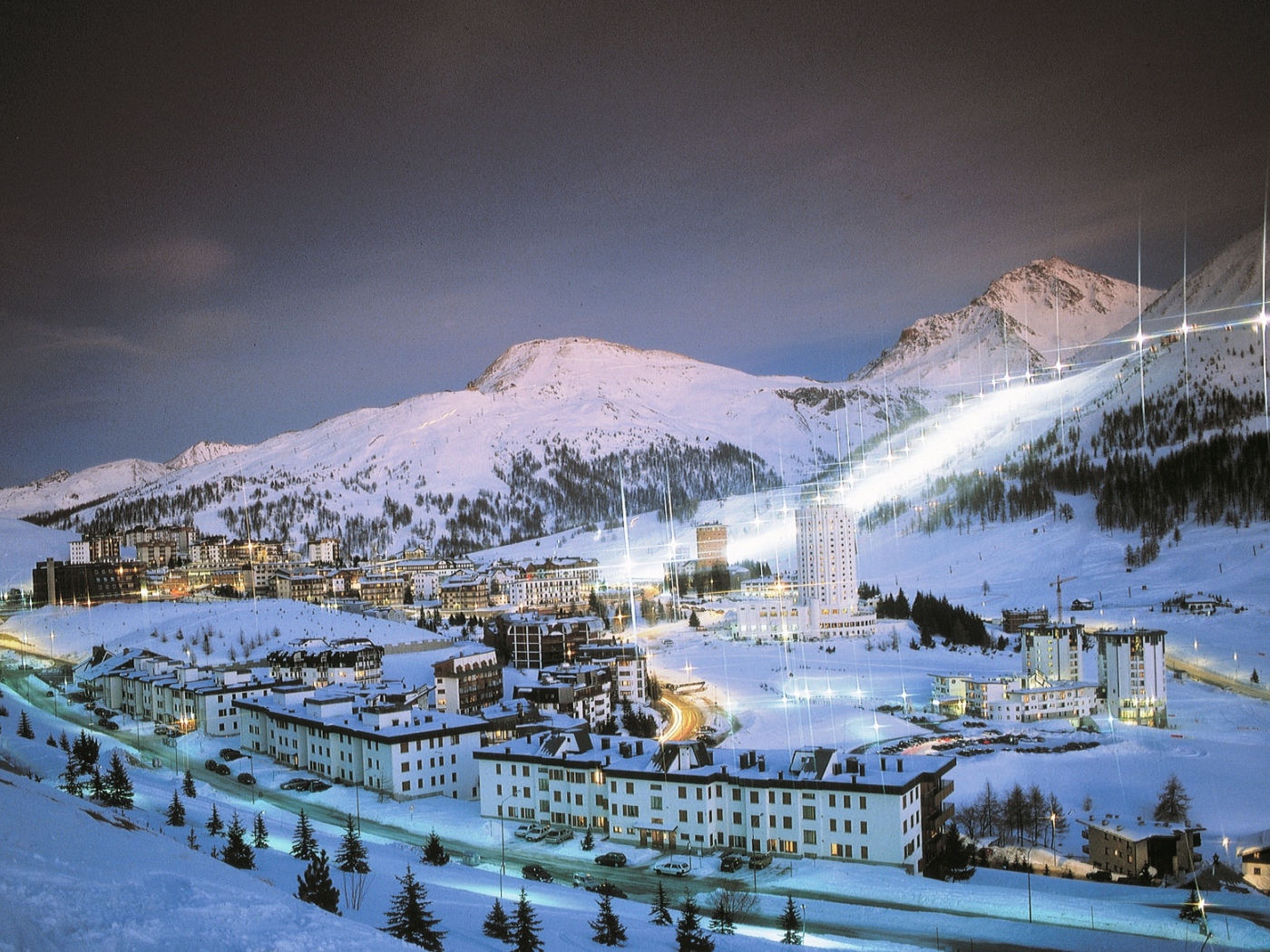 Ночные огни на горнолыжном курорте Сестриер, Италия