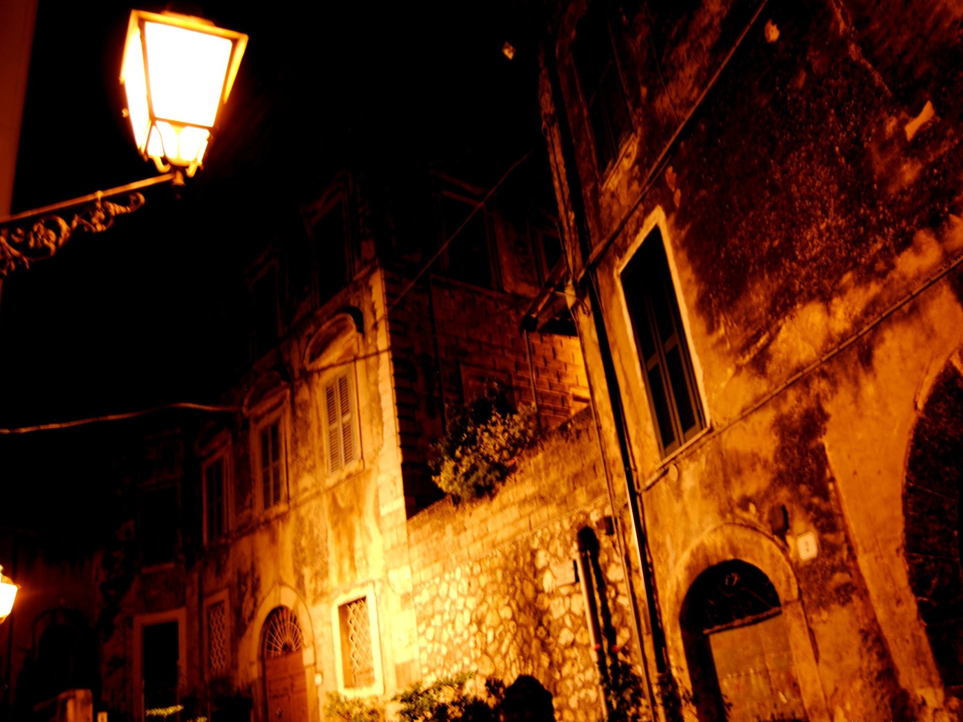 Ночная улица на курорте Фьюджи, Италия