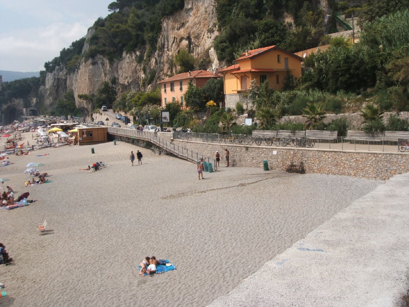 Отдых на пляже на курорте Финале Лигуре, Италия