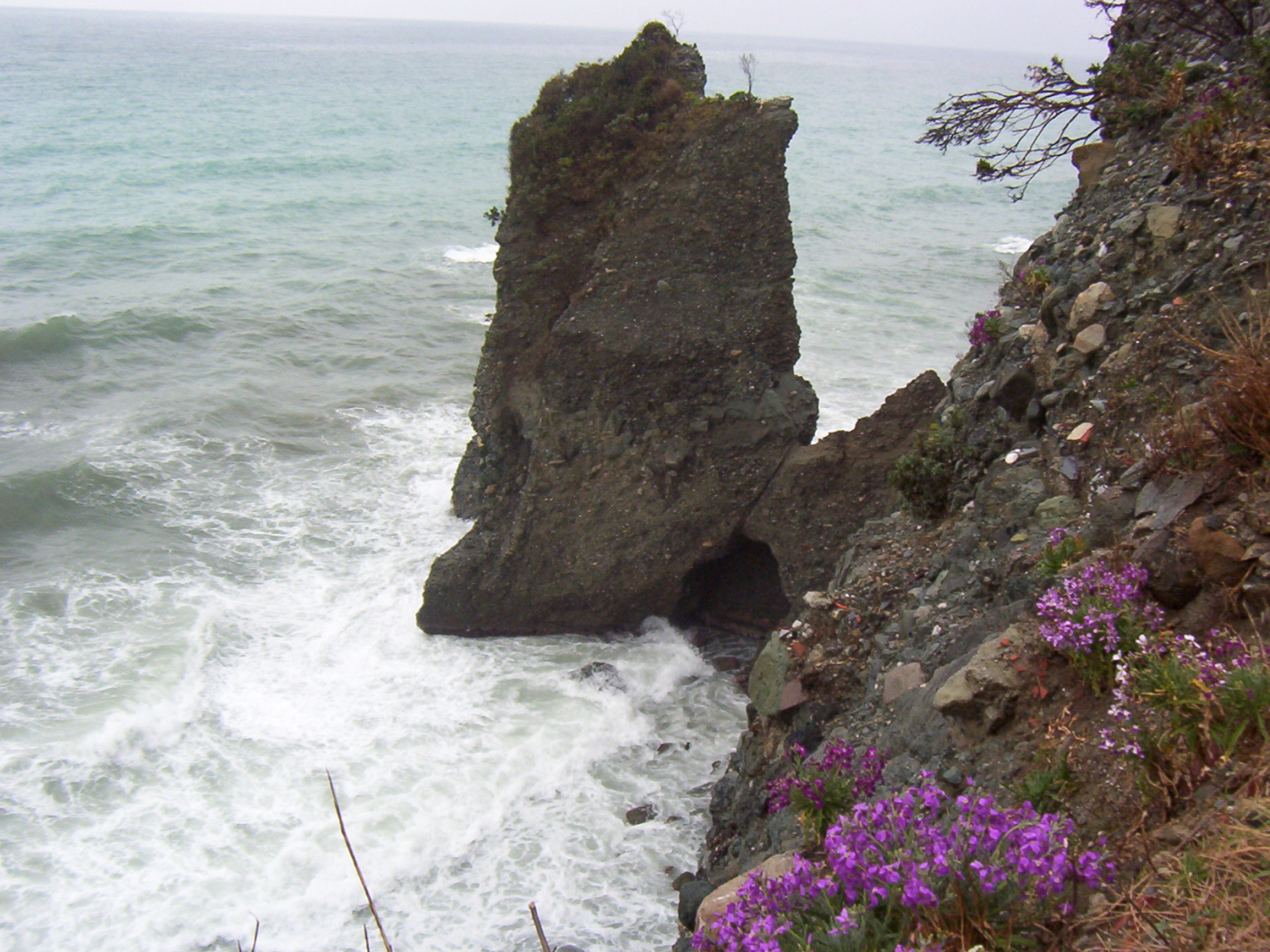 Скала у берега на курорте Челле Лигуре, Италия