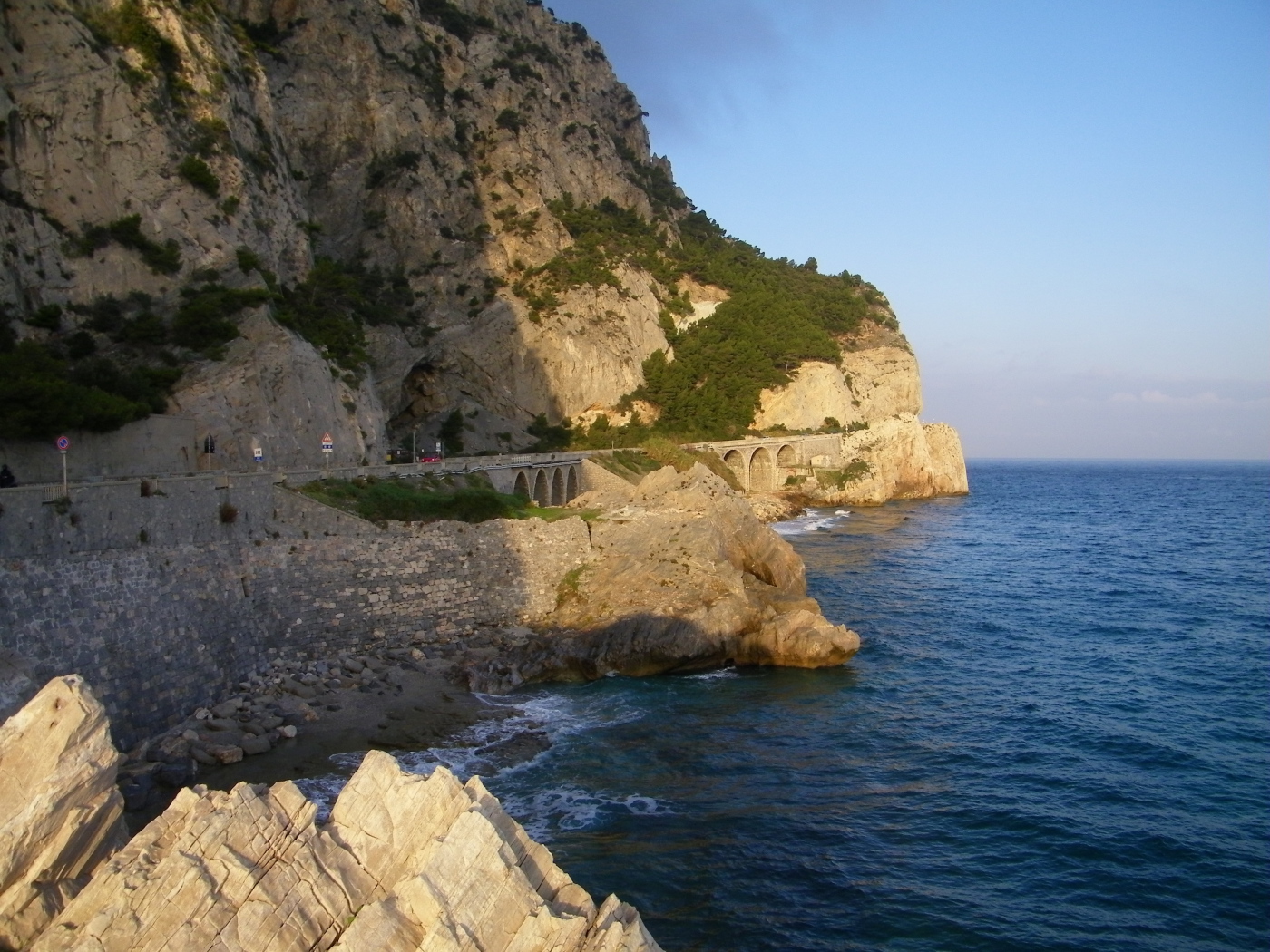 Скалистое побережье на курорте Ноли, Италия