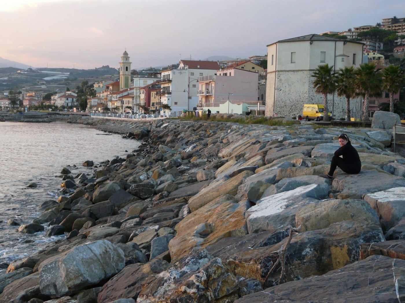 Каменистый берег в Санто Стефано аль Маре, Италия