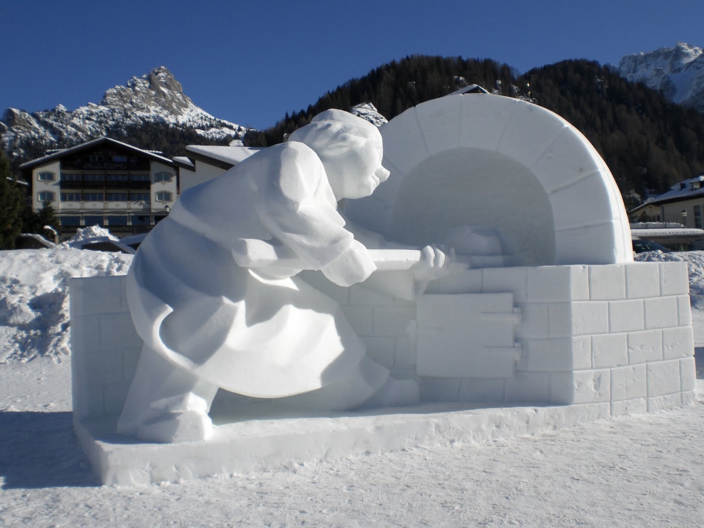 Снежная скульптура на горнолыжном курорте Валь-Ди-Фасса, Италия