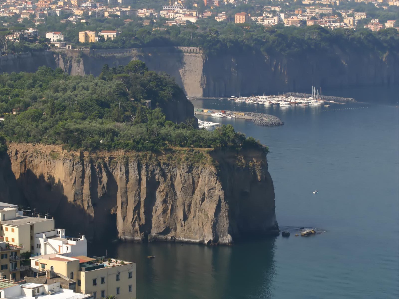 Обрывистые берега в Неаполе, Италия