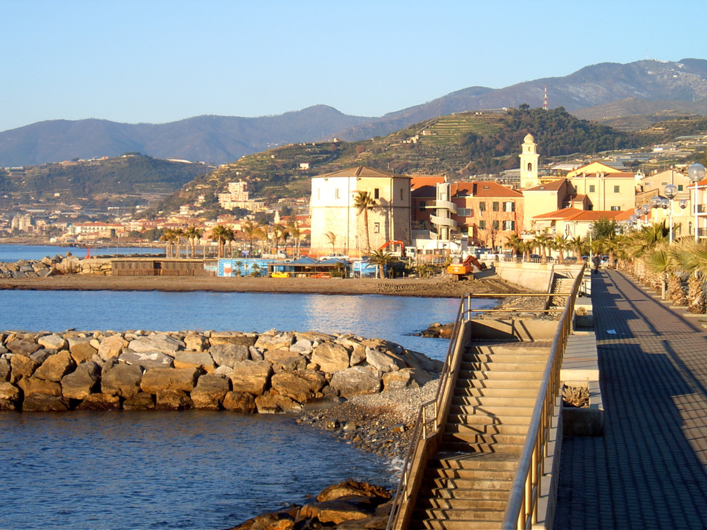 Ступеньки к морю в Санто Стефано аль Маре, Италия