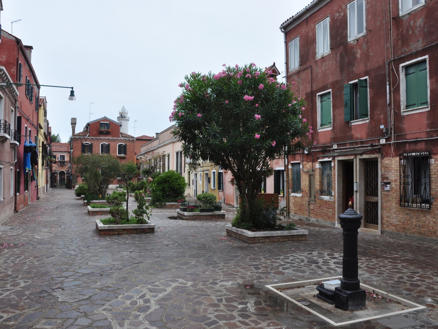 Улица в городе на острове Мурано, Италия