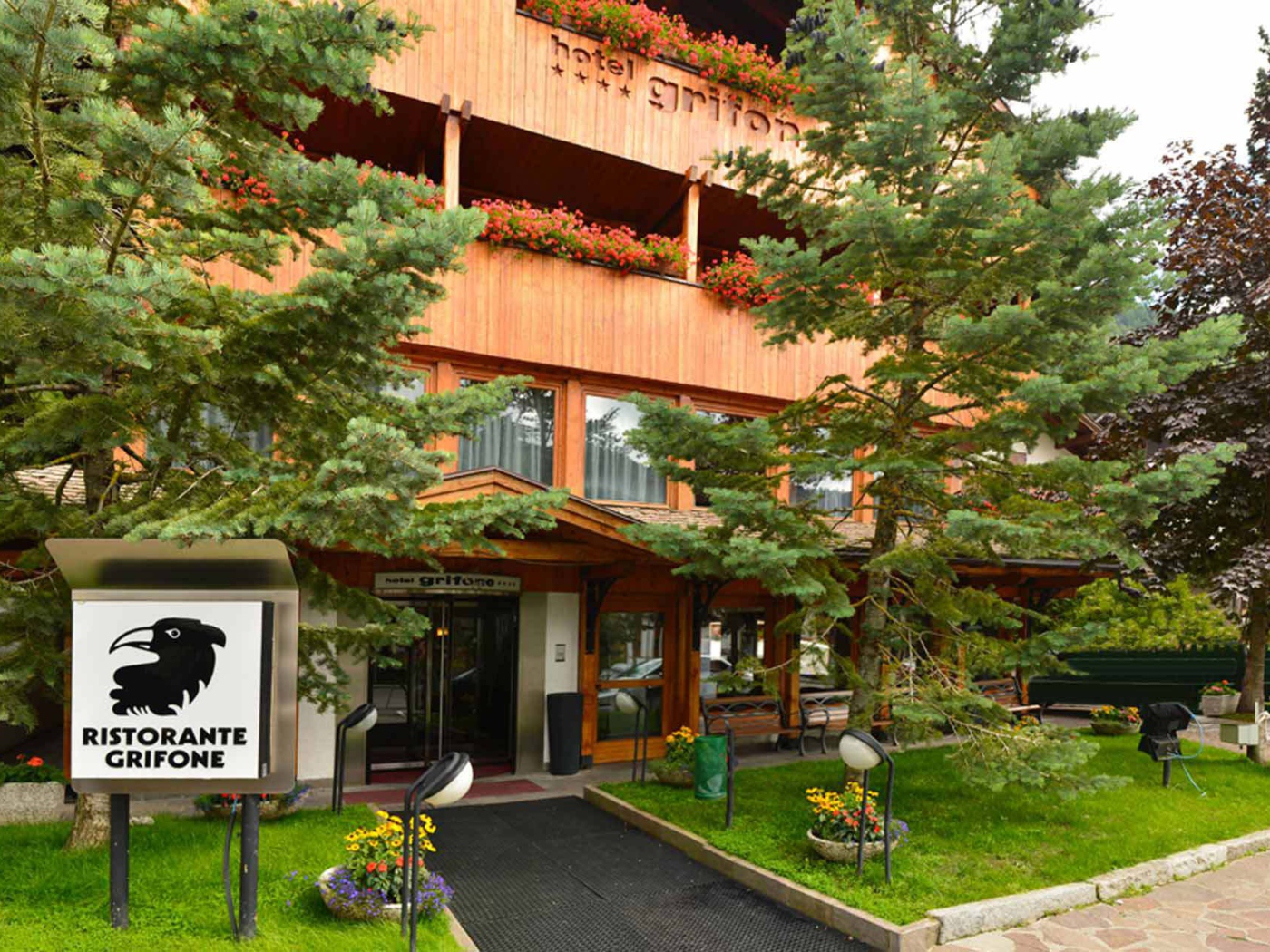 Летний вид отеля Грифон на горнолыжном курорте Мадонна ди Кампильо, Италия