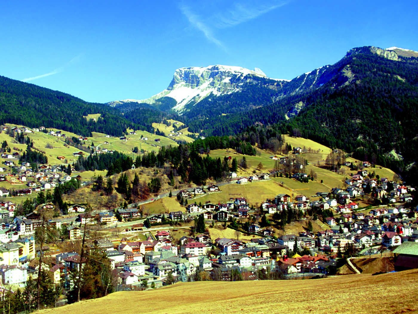 Летний пейзаж на горнолыжном курорте Валь Гардена, Италия