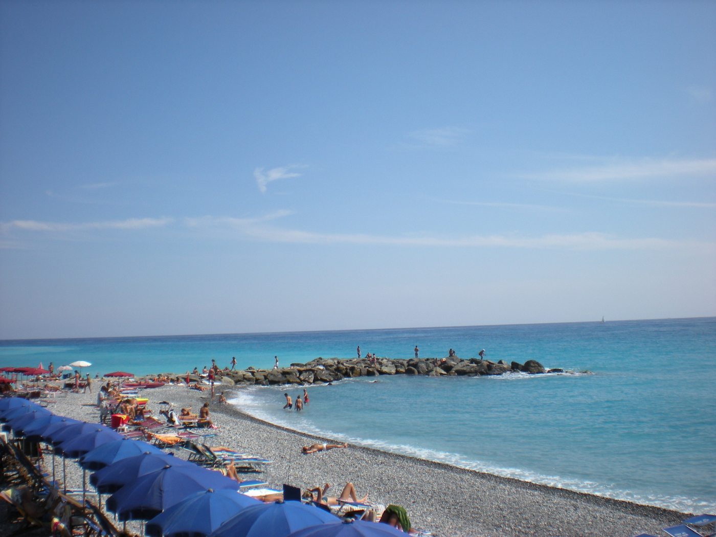 Летний отдых на пляже на курорте Бордигера, Италия