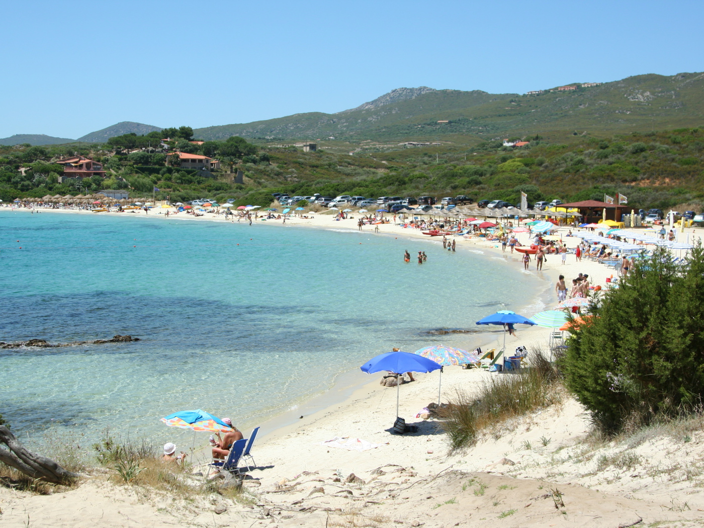 Летний отдых на пляже на курорте Коста Смеральда, Италия