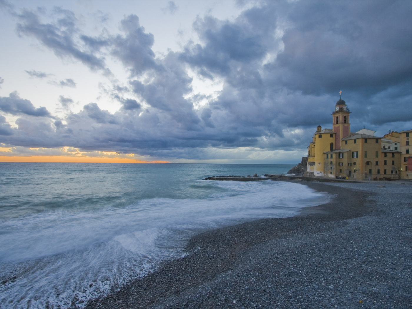 Закат на пляже в Лигурии, Италия