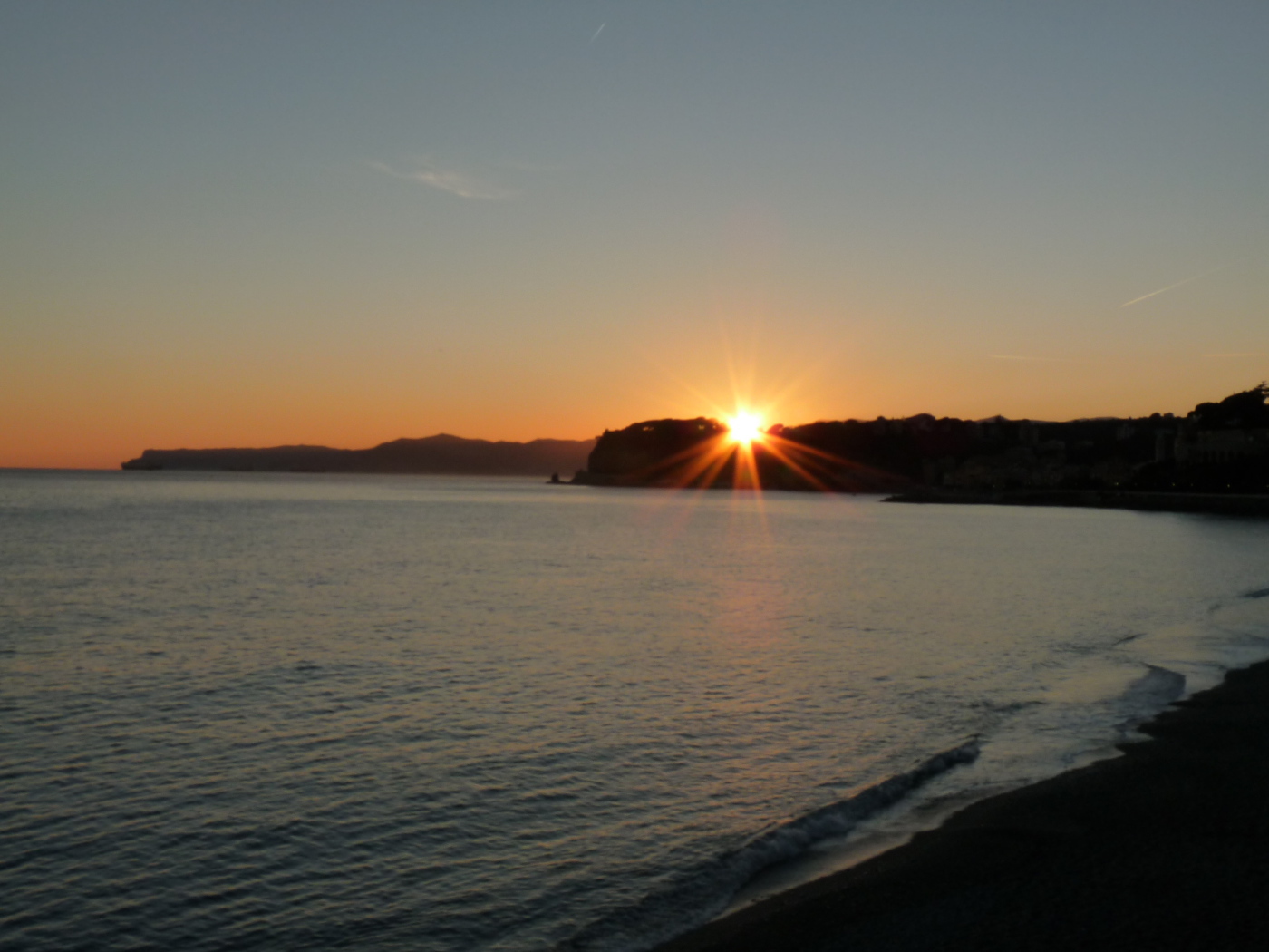 Закат над пляжем на курорте Челле Лигуре, Италия