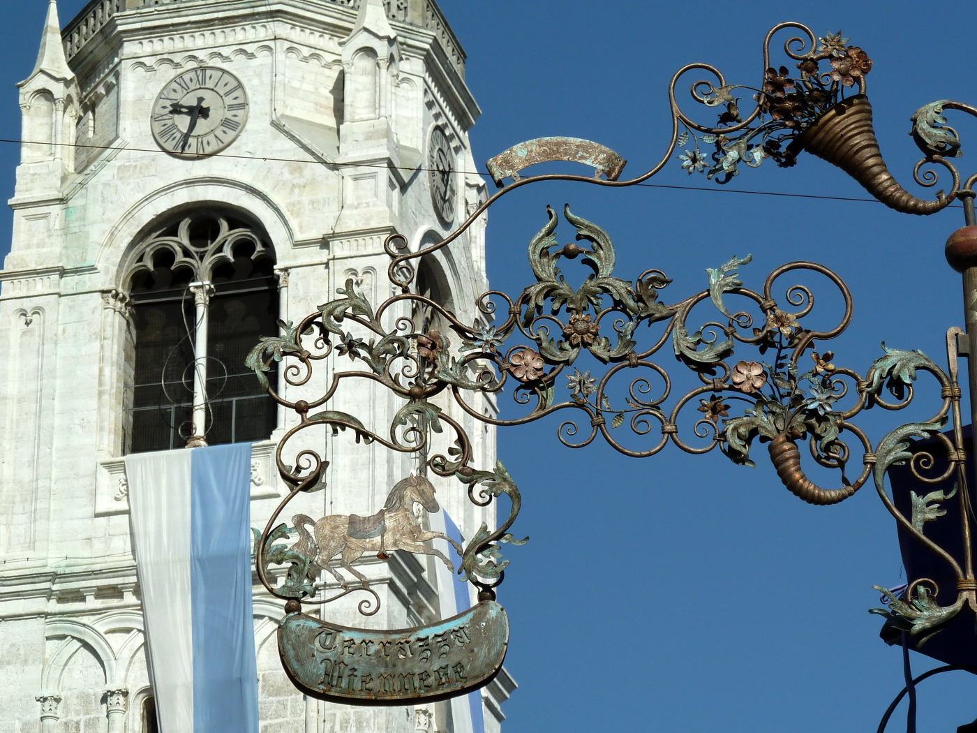 Башня с часами на горнолыжном курорте Кортина д'Ампеццо, Италия