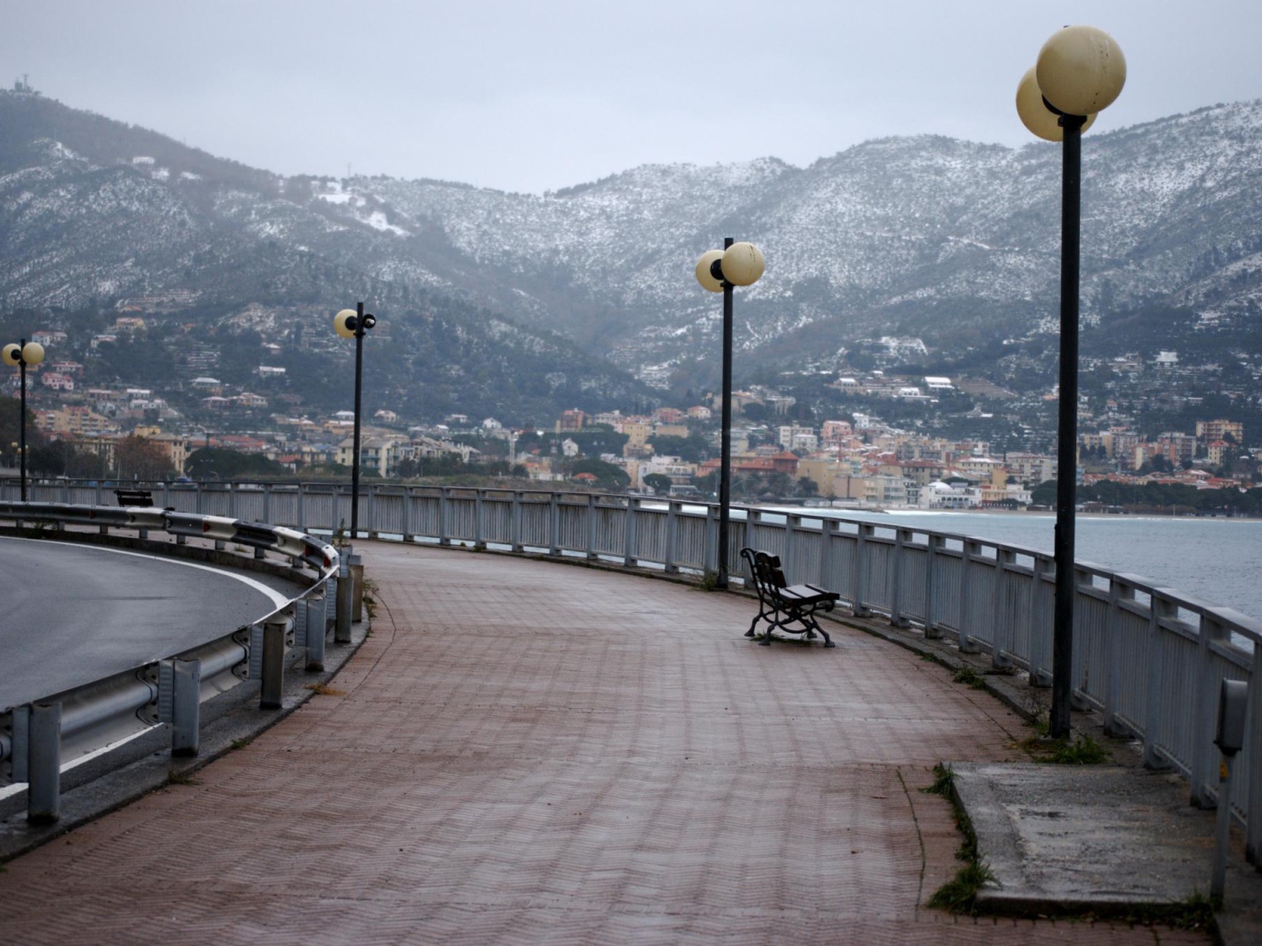 Дорога на побережье на курорте Споторно, Италия